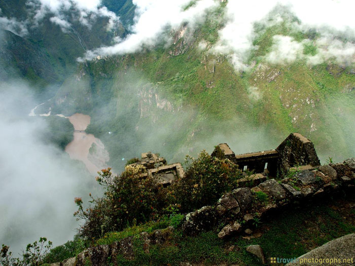 huyana picchu top view river tripod