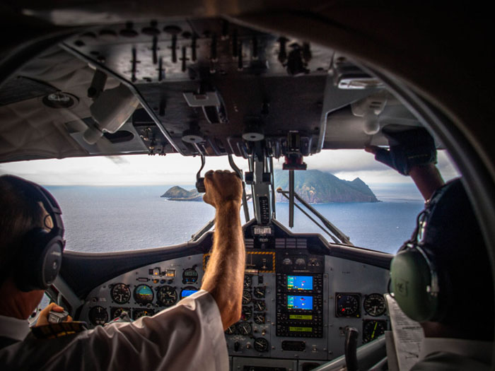 landing at saba cockpit view