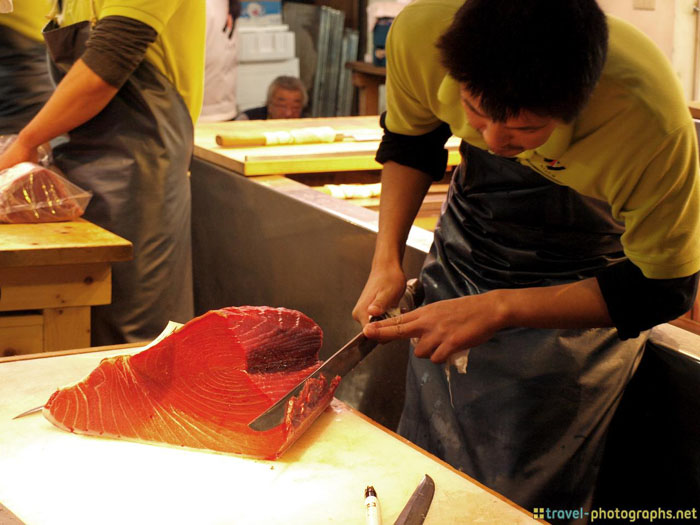 tokyo fish market tuna cutting